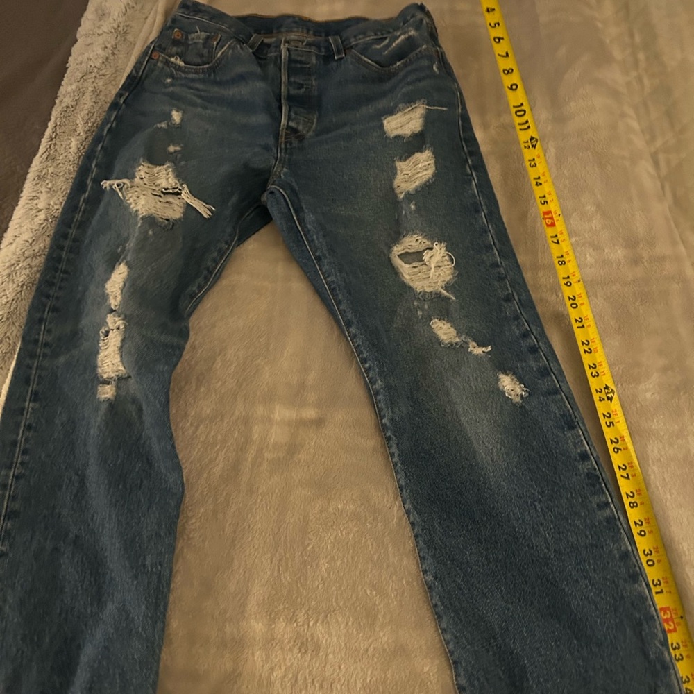 Women Levi’s 501 Distressed Blue Jeans read for measurements